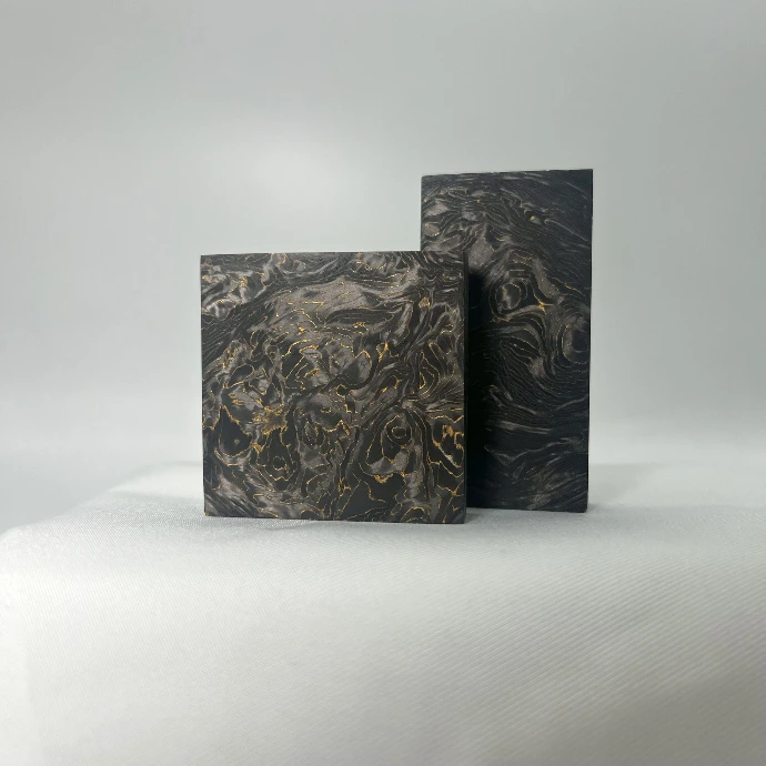 Echantillons de matière en fibre de carbone et pigment doré - Carbonium®