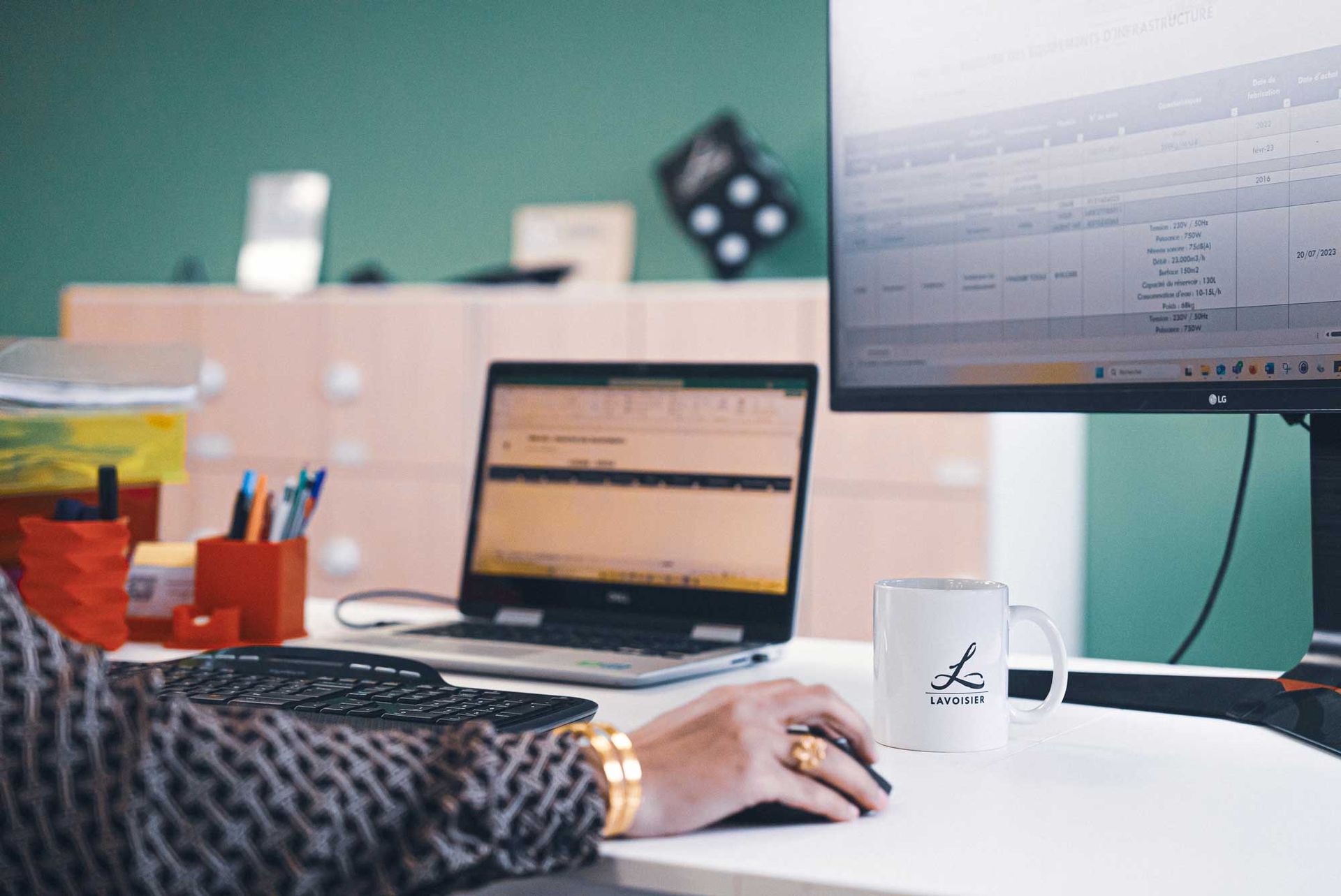 Gros plan sur un poste de travail PC portable et une souris