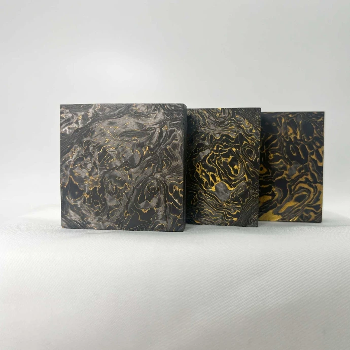 Trois échantillons avec un veinage doré associé à la fibre de carbone - Carbonium® Gold