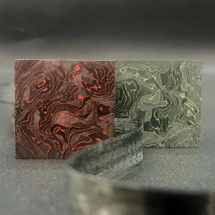 Deux échantillons avec un veinage rouge et vert associé à la fibre de carbone - Carbonium® Color