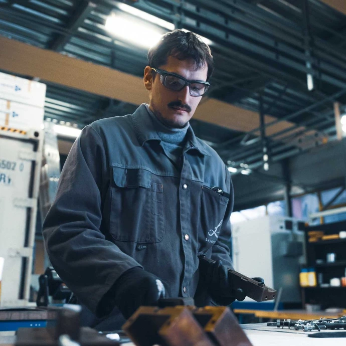 Technicien du bureau d'études debout préparant les moules pour le moulage de pièces composites