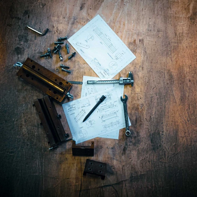 Vu de haut sur des papiers et outils technique nécessaire pour les plans du moule bureau détudes