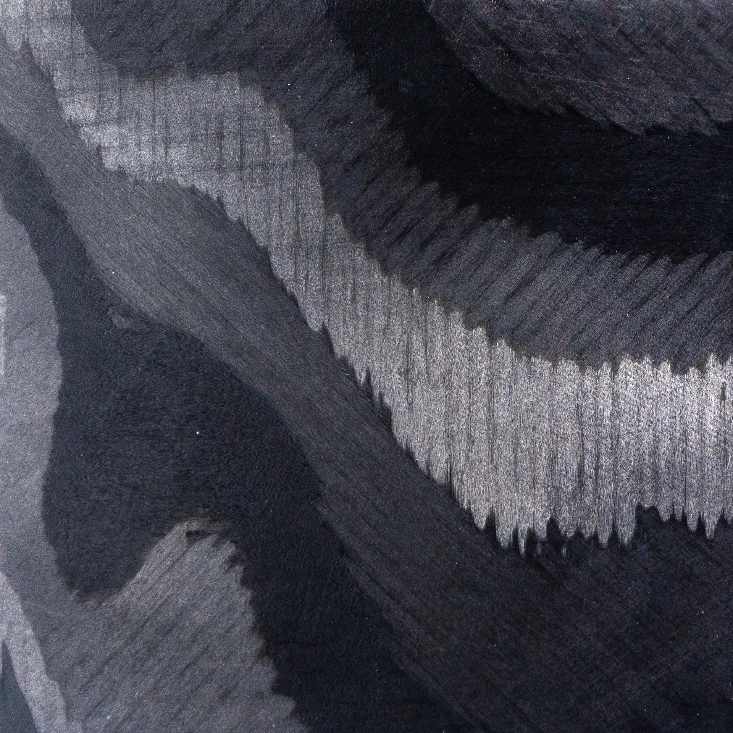 Matière composite avec de la fibre de carbone pour un rendu curviligne dégradé noir et gris