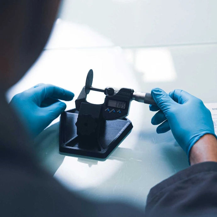 Contrôle qualité sur un cadran de montregrâce à un micromètre numérique