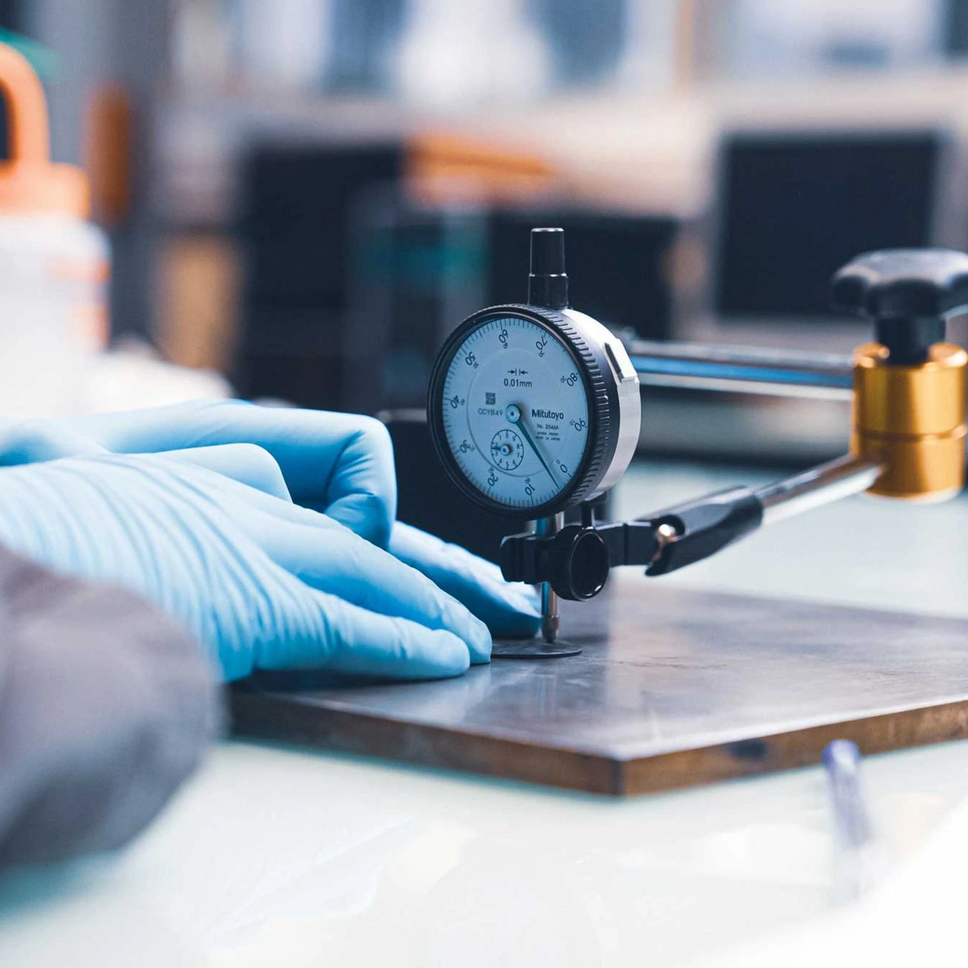 Comparateur pour vérifier la planéité et l’épaisseur d’une pièce